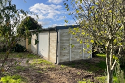 Garage en béton aspect bois